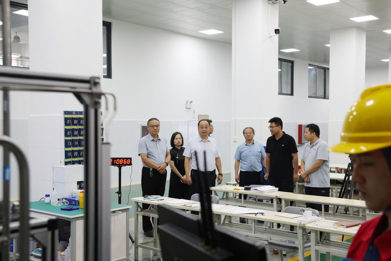 校长薄新党带队慰问绿色化工与新材料学院“世赛”...