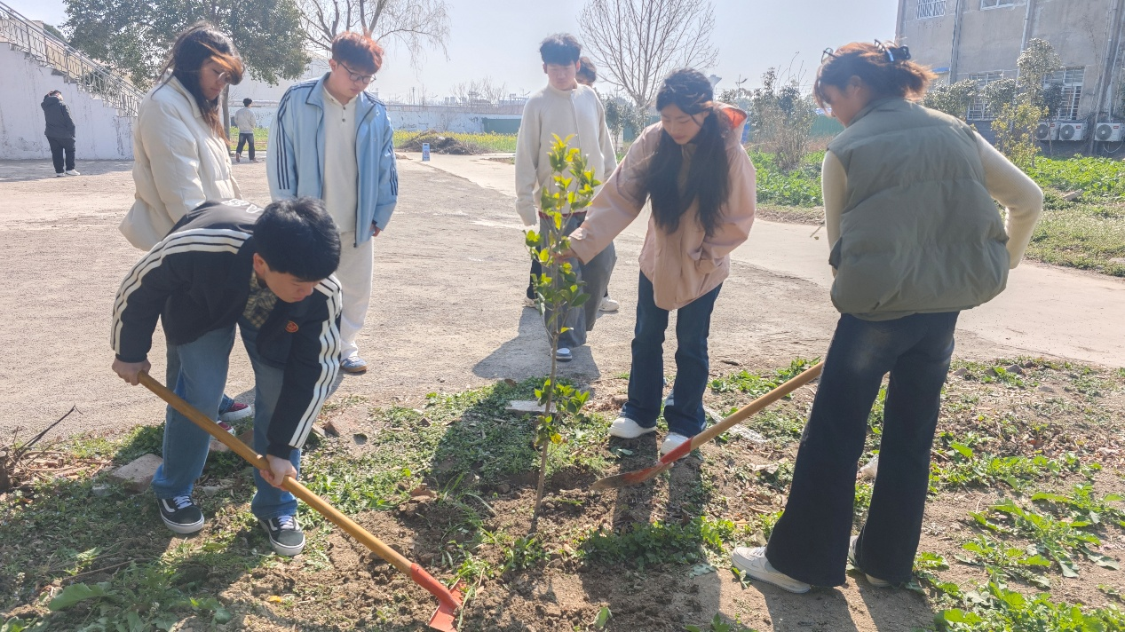 植绿践初心，产教育新人——能源化工产业学院开展...