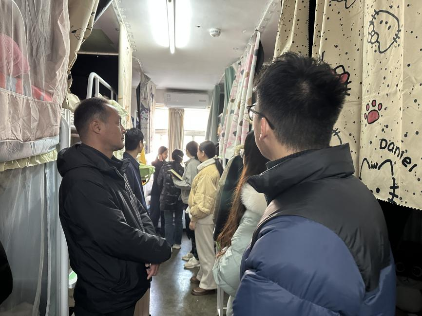 绿色化工与新材料学院带领全体辅导员开展宿舍安全...